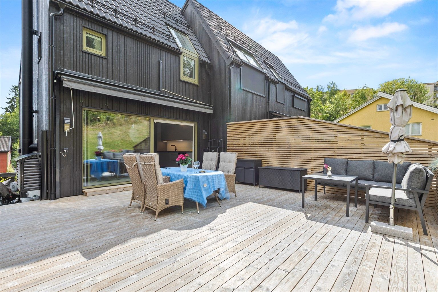 Stor terrasse på 48 kvm med utgang fra stuen og kjøkkenet.