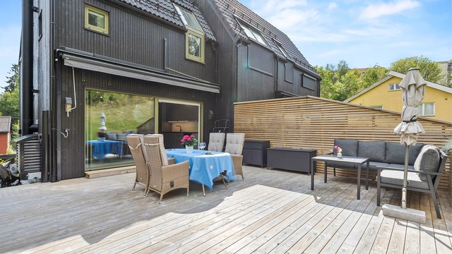 Stor terrasse på 48 kvm med utgang fra stuen og kjøkkenet.