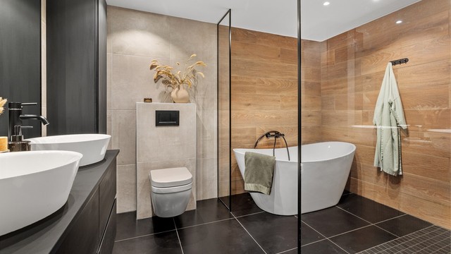 Helfliset baderom fra 2020 med gulvvarme, downlights og moderne innredning.