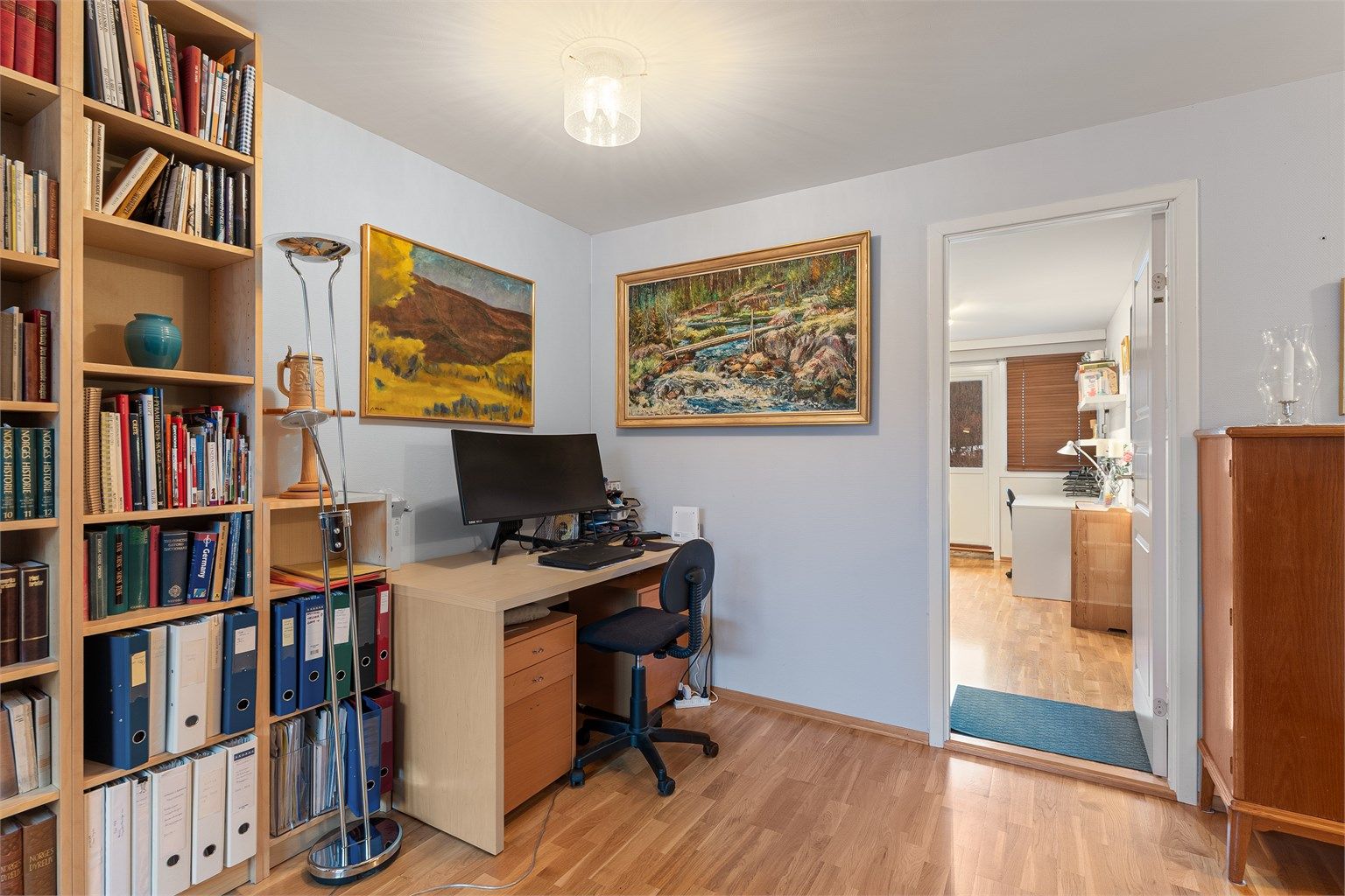Hjemmekontorløsning med god plass til arbeidsstasjon.