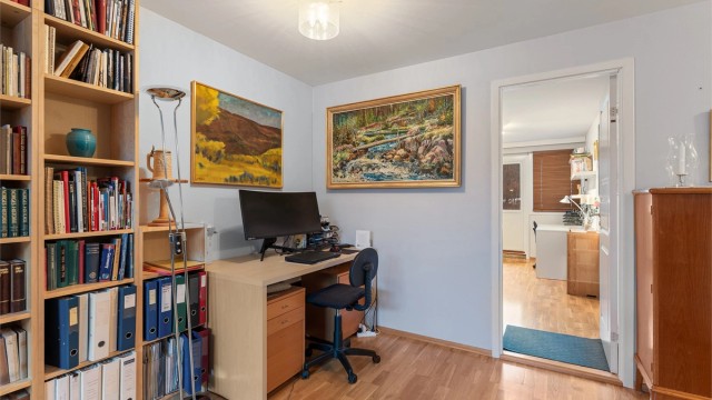 Hjemmekontorløsning med god plass til arbeidsstasjon.