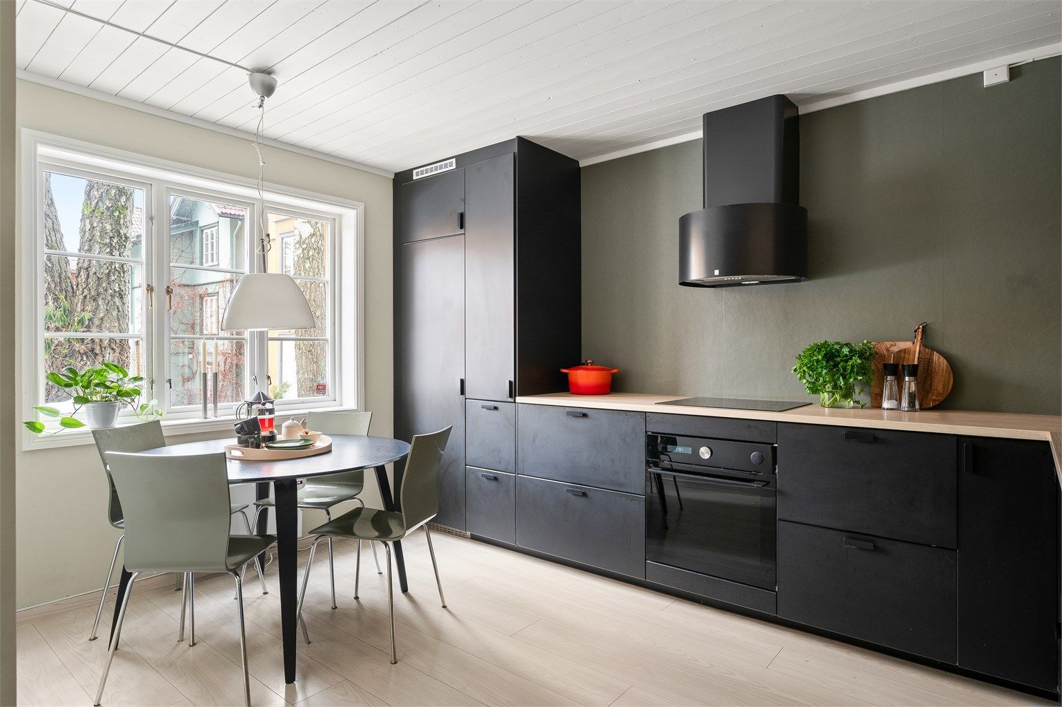 I første etasje finner du kjøkkenet med trivelig utsyn over det indre gårdsrommet.