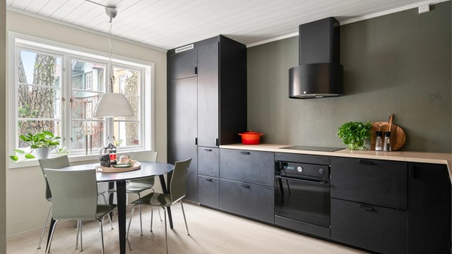 I første etasje finner du kjøkkenet med trivelig utsyn over det indre gårdsrommet.