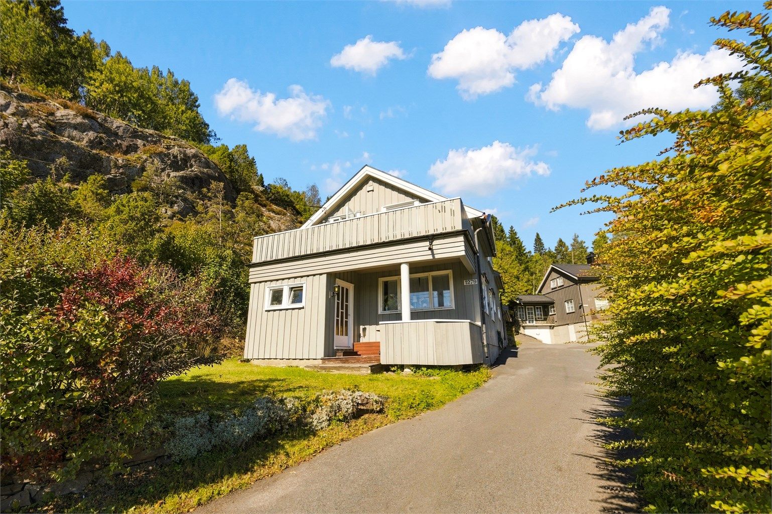 Boligen har stående trekledning og oppgradert yttertak tekket med takstein i 2021.