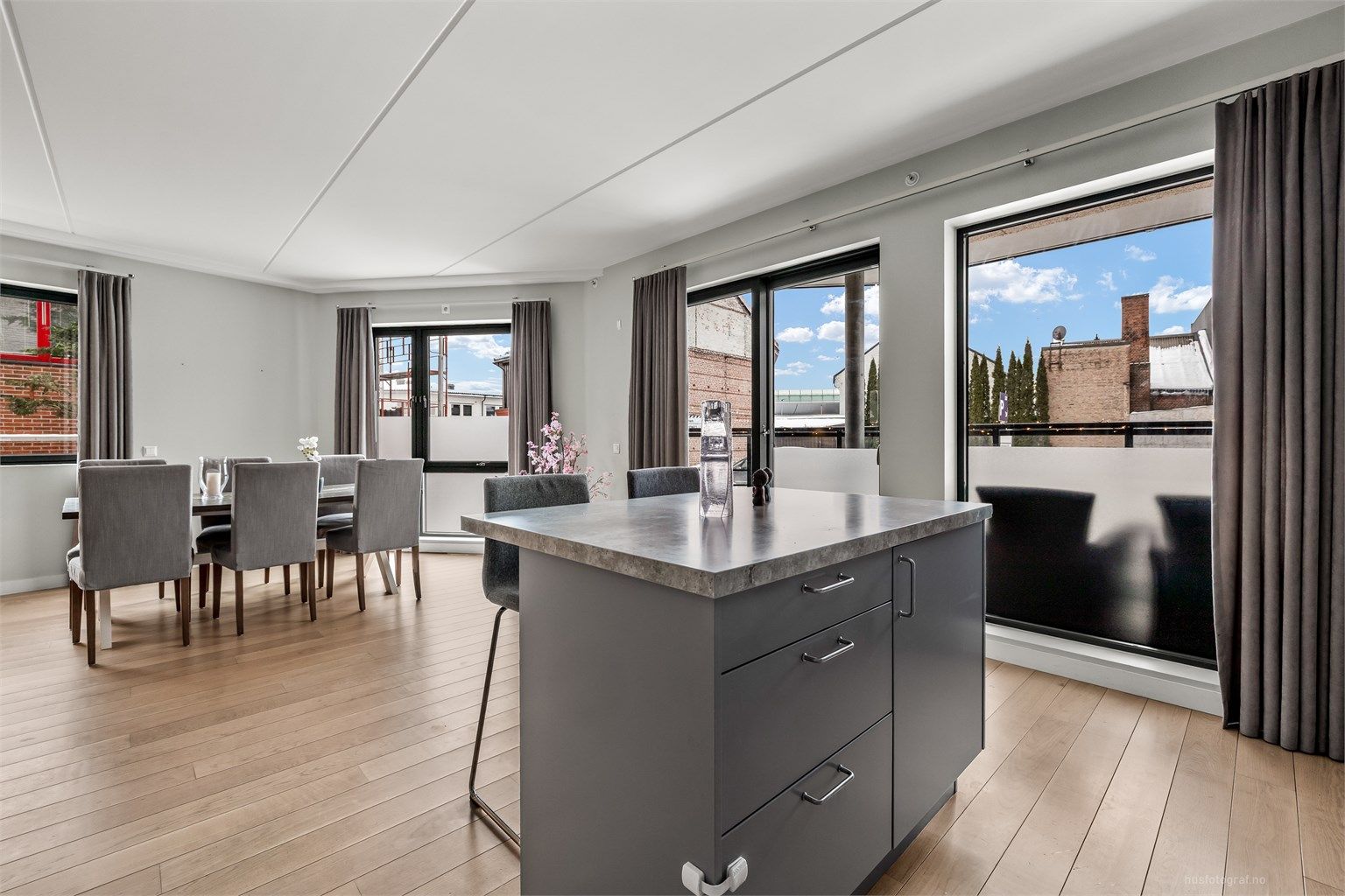 Åpen kjøkken- og stueløsning med sofaområde samt spiseplass