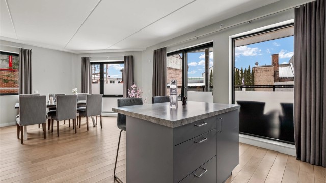 Åpen kjøkken- og stueløsning med sofaområde samt spiseplass