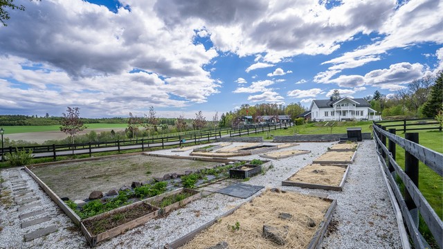 Eiendommen byr på en stor og velstelt grønnsakshage med flotte muligheter for egen matproduksjon