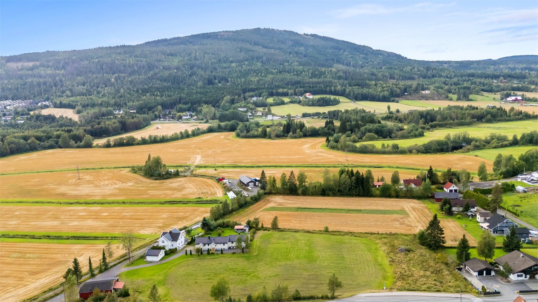 Boligen ligger landlig til i Hakadal, lang med Gamleveien. Med en stor og solrik tomt, stor bolig og flere bygninger har denne eiendommen et ypperlig potensial for de som vil oppfylle småbruksdrømmen!