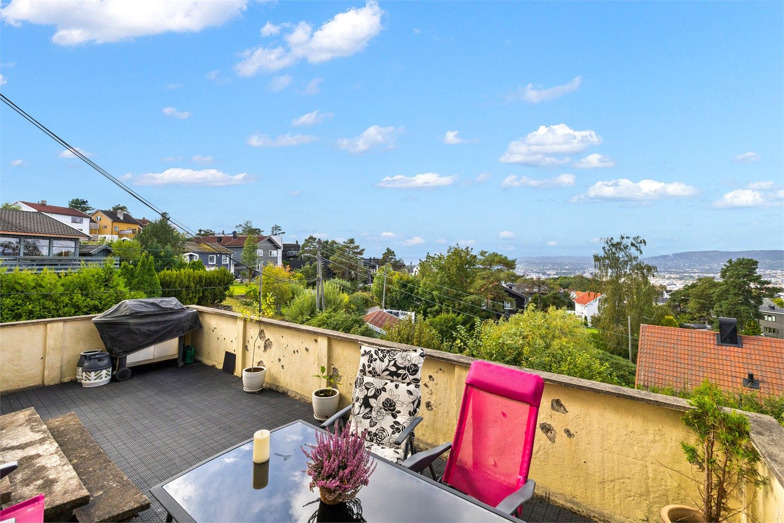 Eiendommen ligger høyt og fritt, med en av Oslos flotteste utsikter hvor både Slottet, Holmenkollen og sentrum kan nytes fra bl.a. stue og terrasse. 