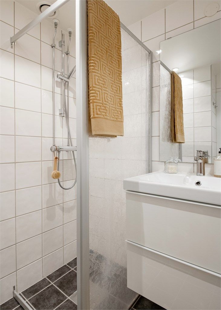 Dusjhjørnet er separert med fastmontert dusjvegg av plast.