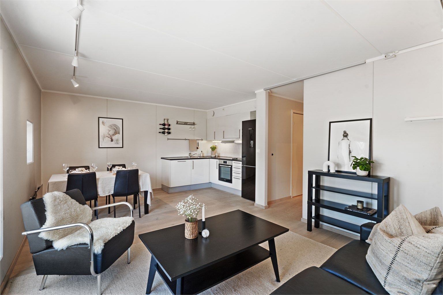 Leiligheten har en arealeffektiv planløsning med åpen sone for stue og kjøkken. 
Foto: Nordbø Foto