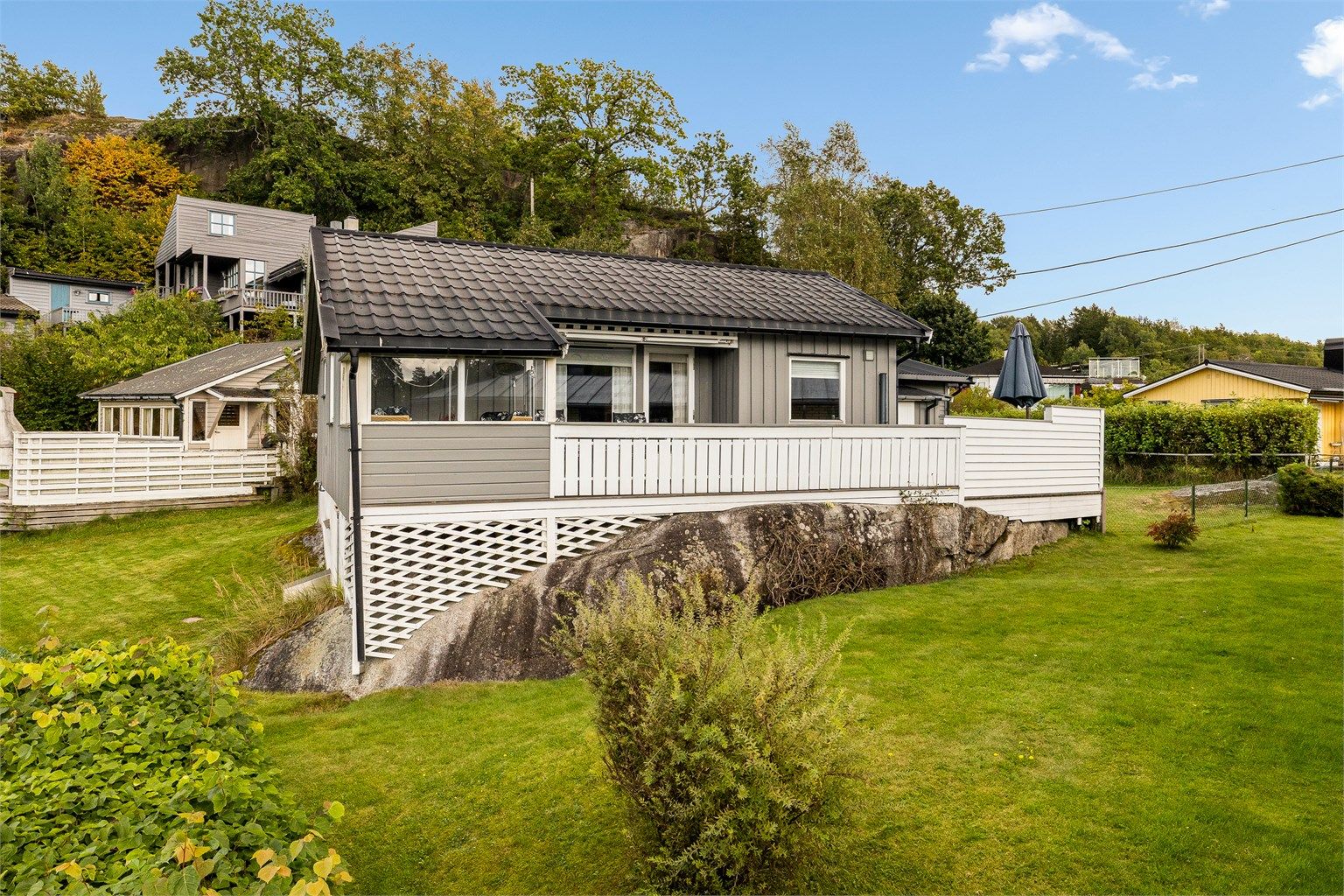 Sommerparadis i en liten hyttegrend.