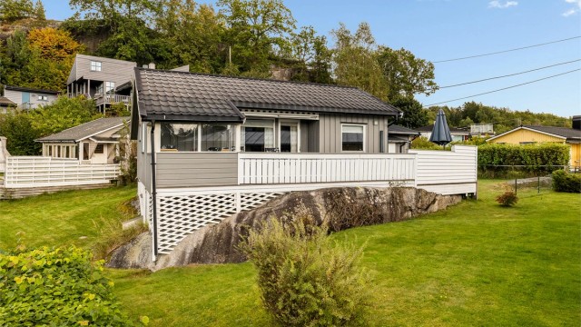 Sommerparadis i en liten hyttegrend.