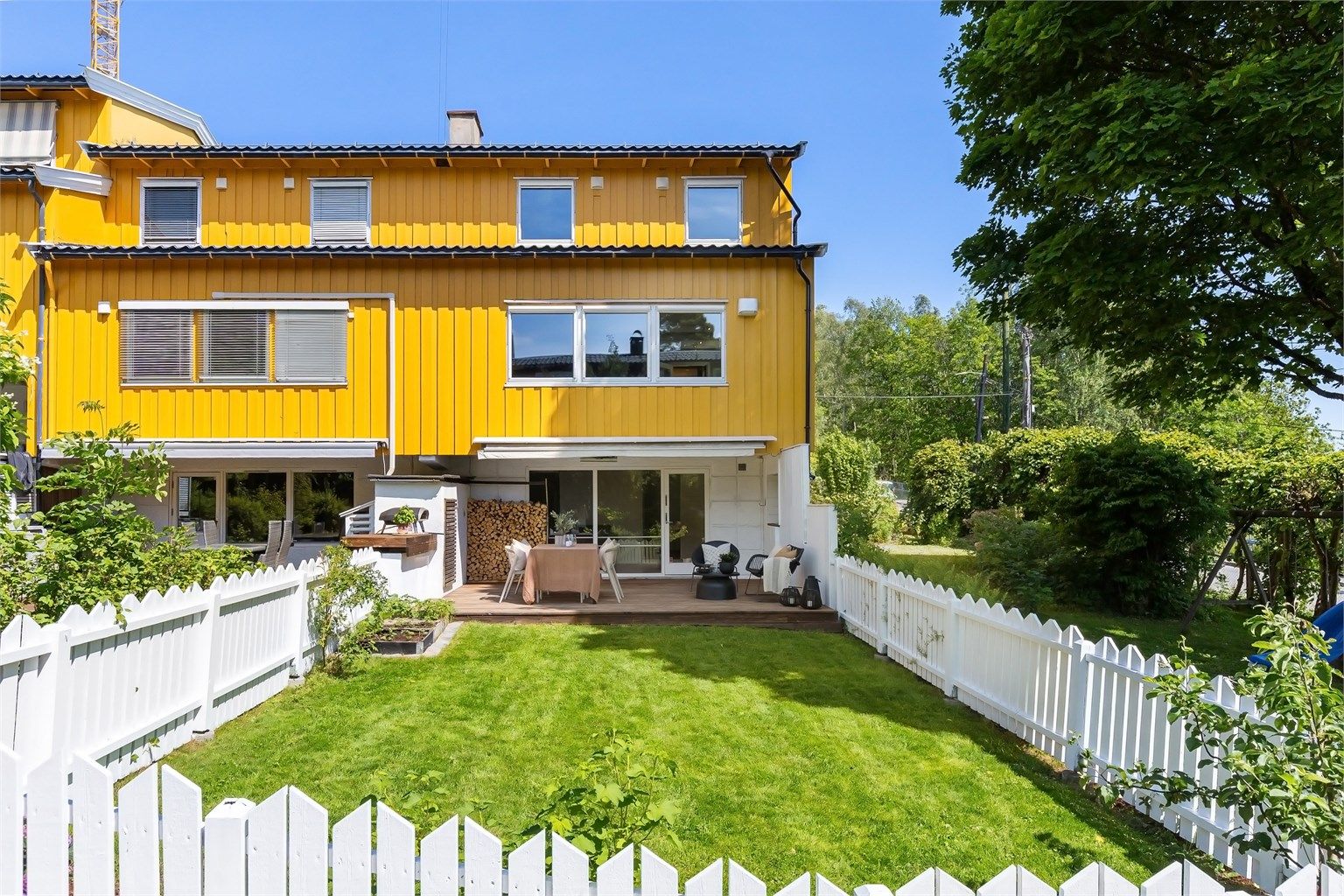 Velkommen til dette betydelig oppussede enderekkehuset i Vallerveien 150F