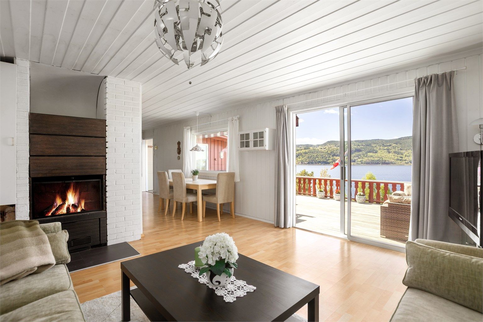 Stue med god plass til sofagruppe og spisestue - Utgang til terrasse 