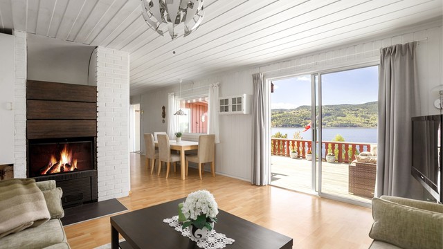 Stue med god plass til sofagruppe og spisestue - Utgang til terrasse
