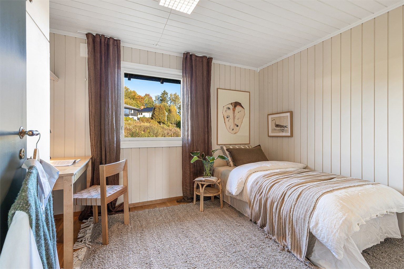Det andre soverommet i første etasje har plassbygd skap og god plass til seng og skrivebord i tillegg til dette.