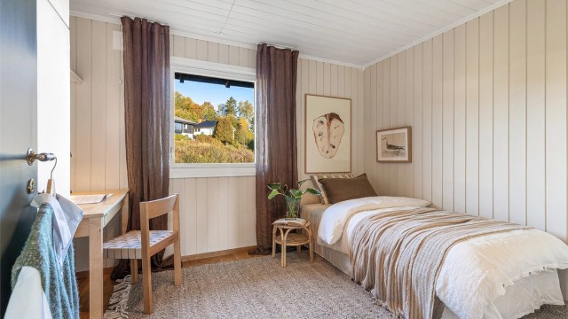 Det andre soverommet i første etasje har plassbygd skap og god plass til seng og skrivebord i tillegg til dette.