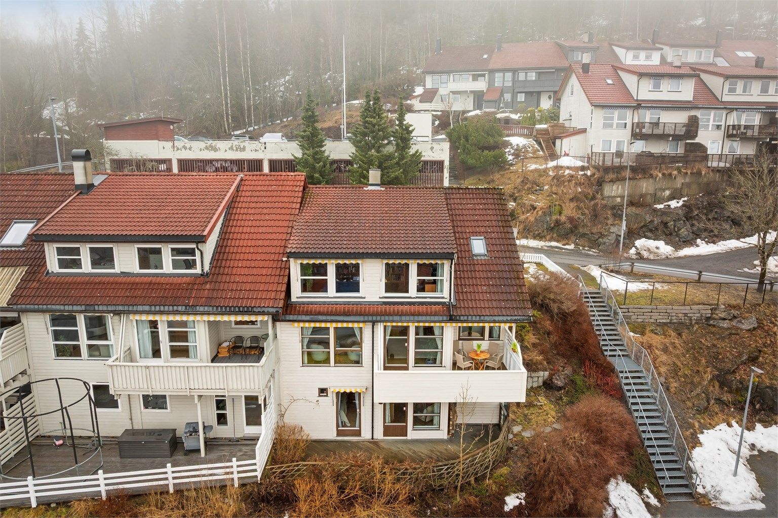 Boligen ligger i et barnevennlig og rolig boligområde