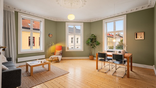 Leiligheten ligger på hjørnet av Markveien og Paulus´ plass som begge er enveiskjørte gater og får rikelig med lysinnslipp fra flere kanter.