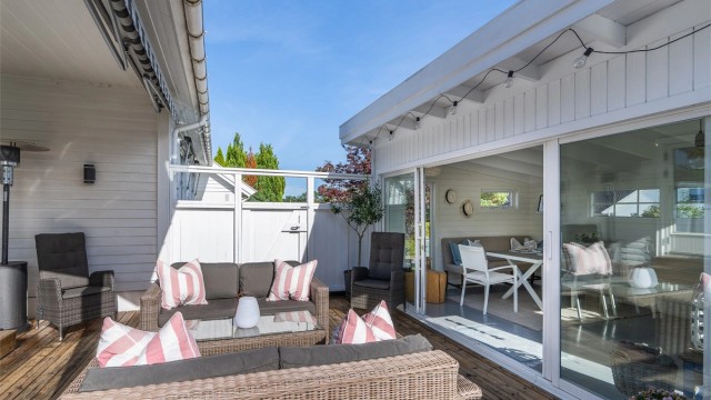 Treterrassen danner et lunt og skjermet uterom mellom huset og utestuen.