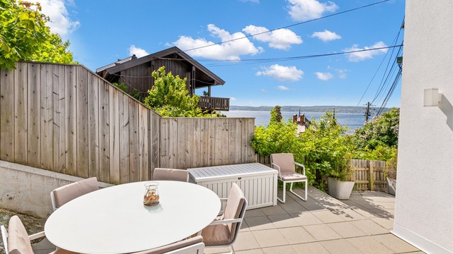 Uteplassen ved inngangspartiet har også fjordutsikt