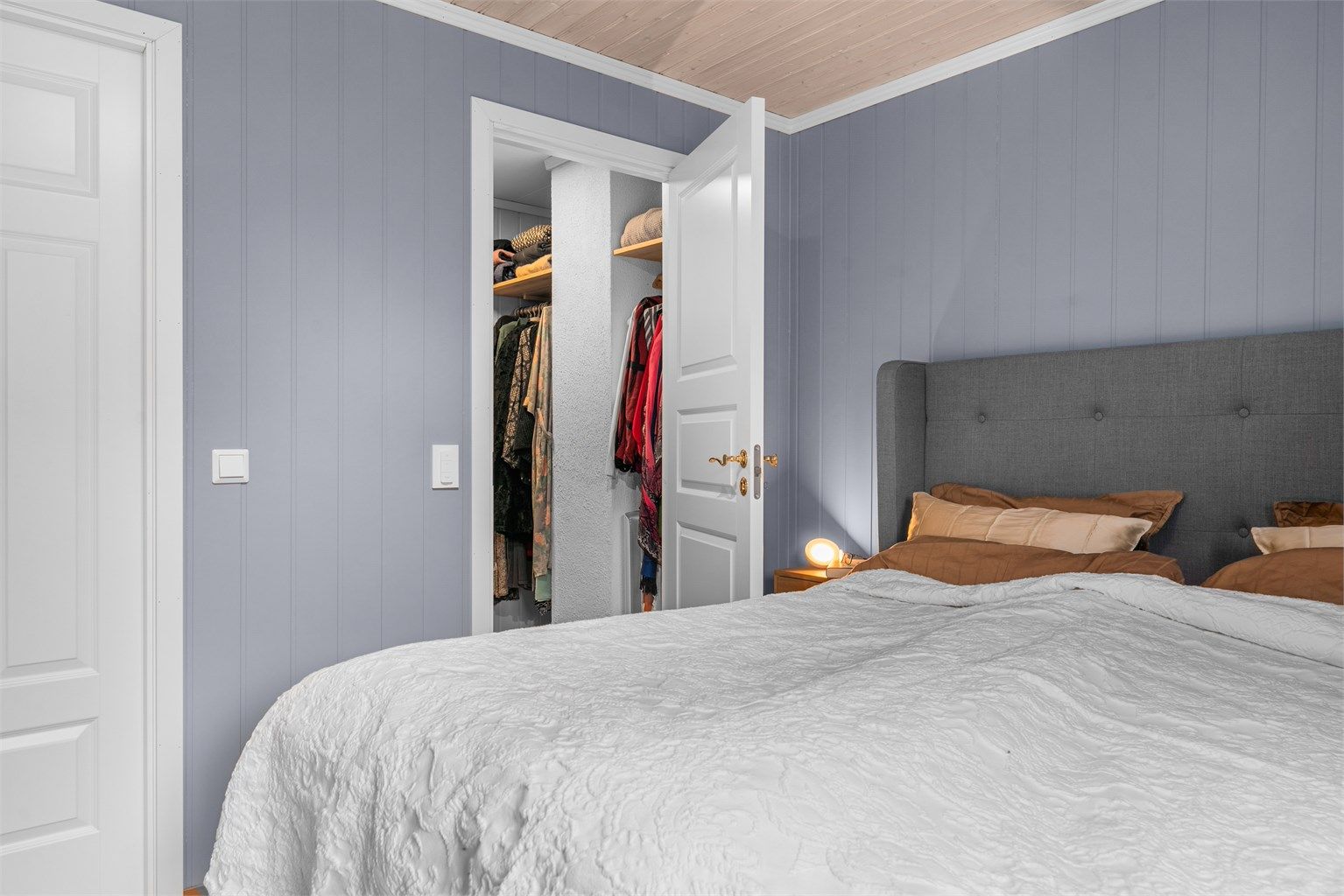 Fra hovedsoverommet er det direkte tilgang til et praktisk omkledningsrom.