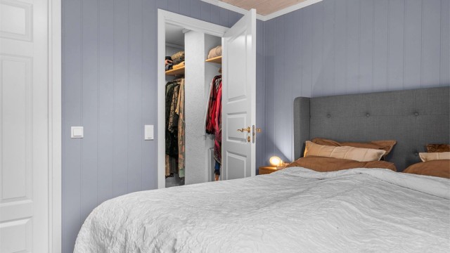 Fra hovedsoverommet er det direkte tilgang til et praktisk omkledningsrom.