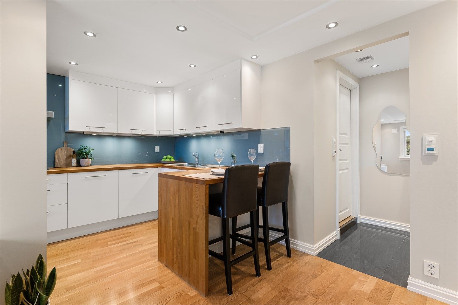 Fra kjøkkenet er det kort vei til entréen, noe som gjør det enkelt med dagligvarene.