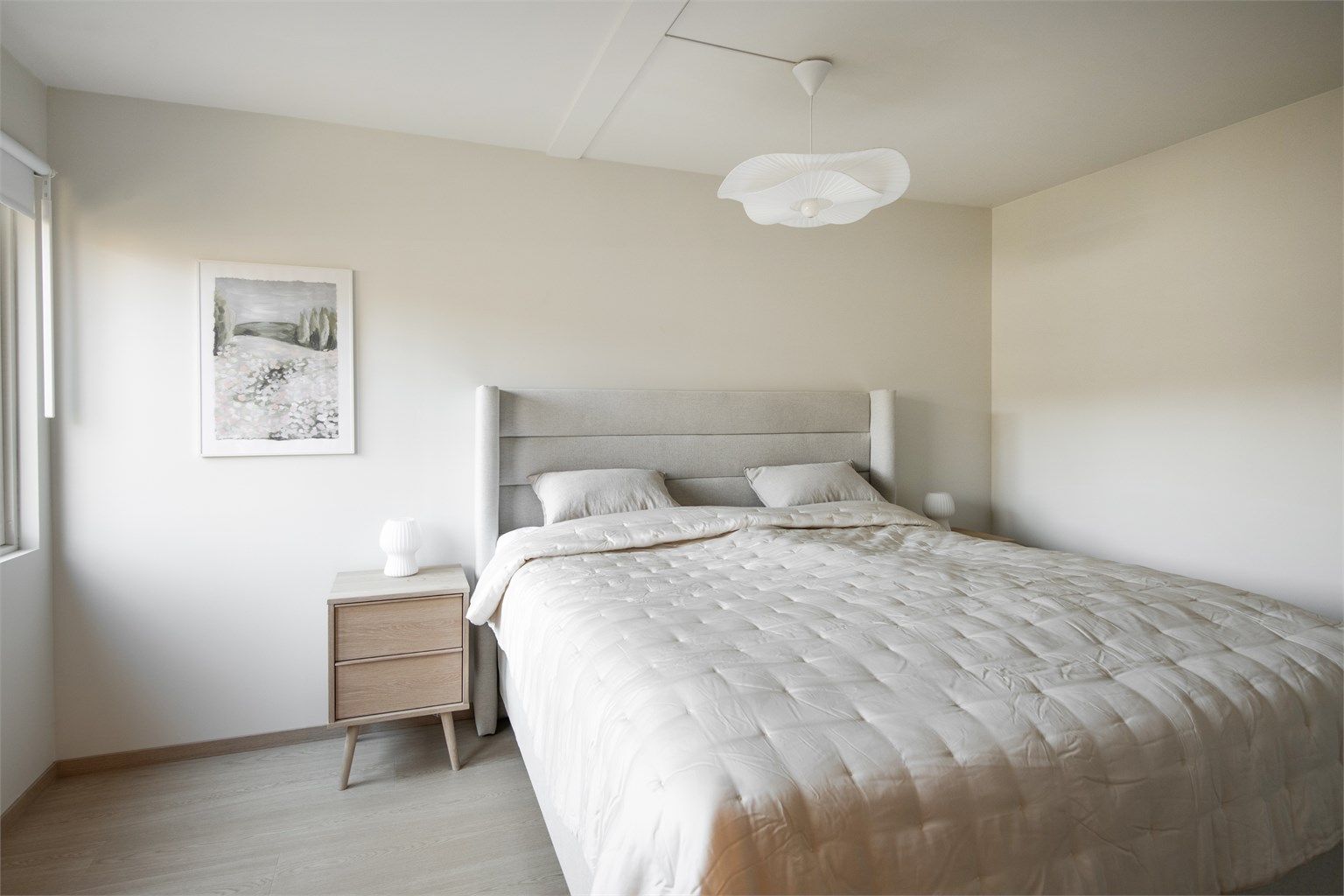 Hovedsoverommet har god plass til dobbeltseng og tilhørende møblement.