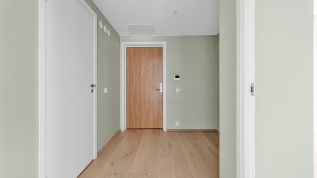 Innbydende og lys entré. Garderobeskap med plass til tøy og diverse. Ytterligere plass til oppheng av tøy og oppbevaring av sko eller for eksempel puff. Callinganlegg med video plassert på vegg. Flott eikeparkett på gulv