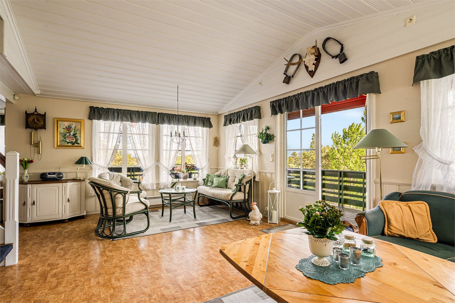  På varme sommerdager åpnes den doble døra til terrassen helt.