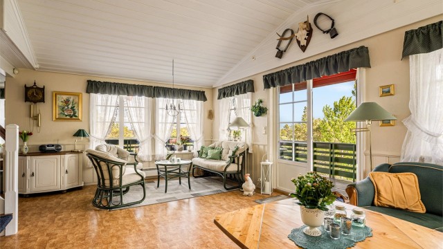 På varme sommerdager åpnes den doble døra til terrassen helt.