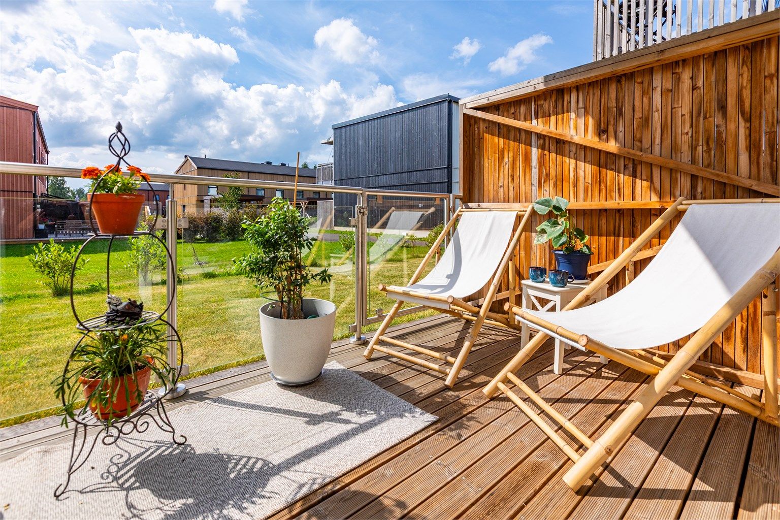 På terrassen har man fantastiske solforhold