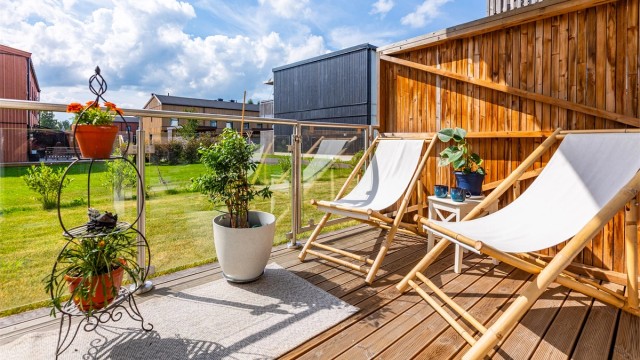 På terrassen har man fantastiske solforhold