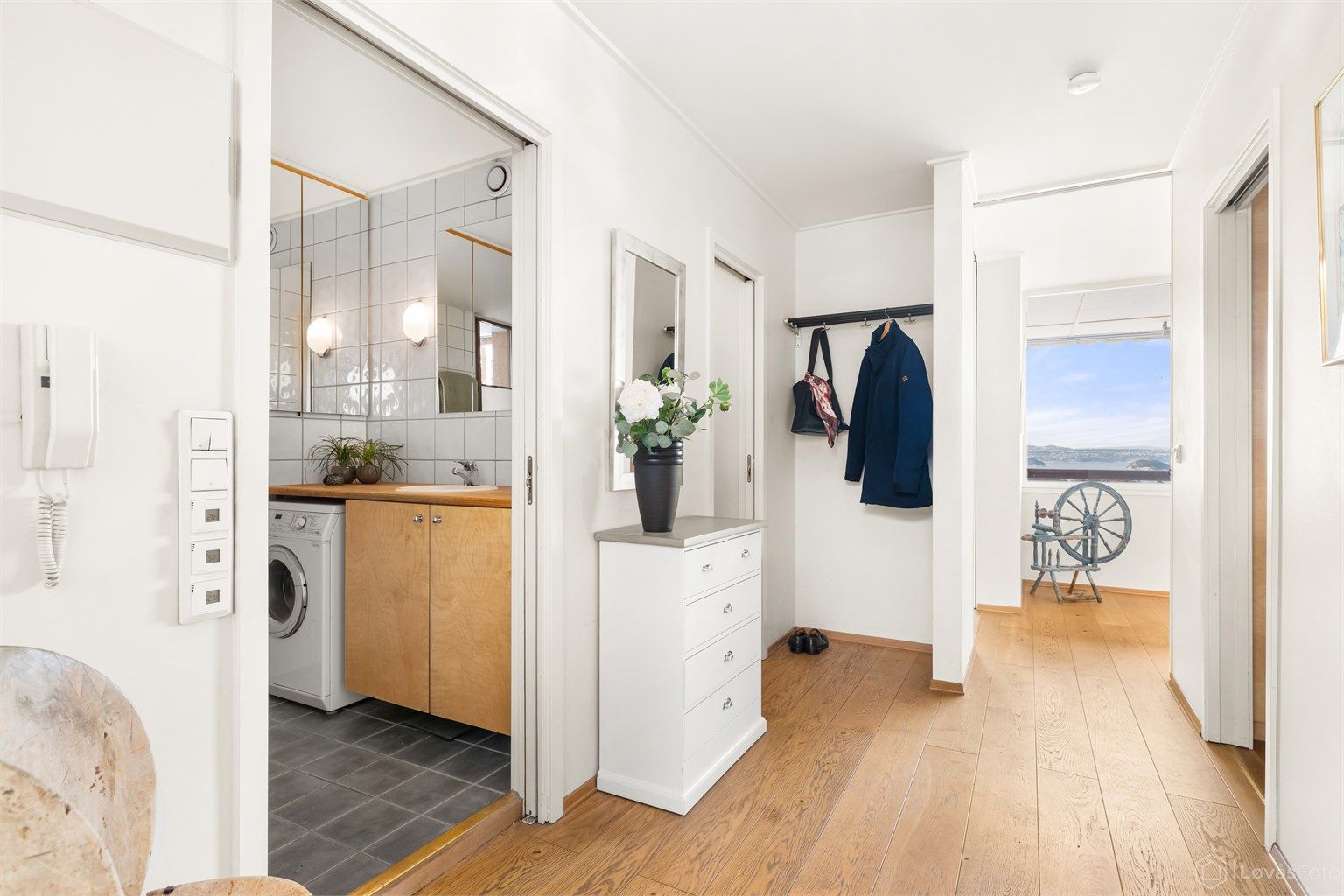 Gangen gir et godt overblikk og har direkte adkomst til badet.
