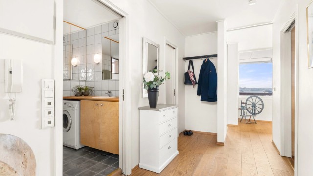Gangen gir et godt overblikk og har direkte adkomst til badet.