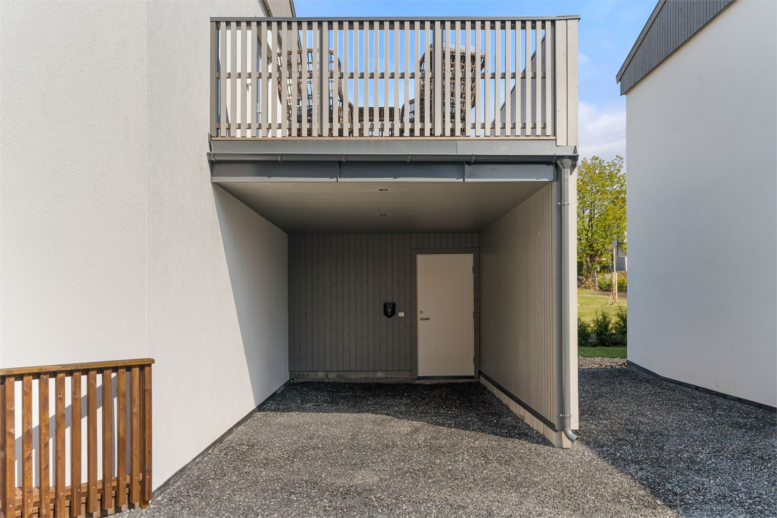 Integrert carport med bod og elbillader.
