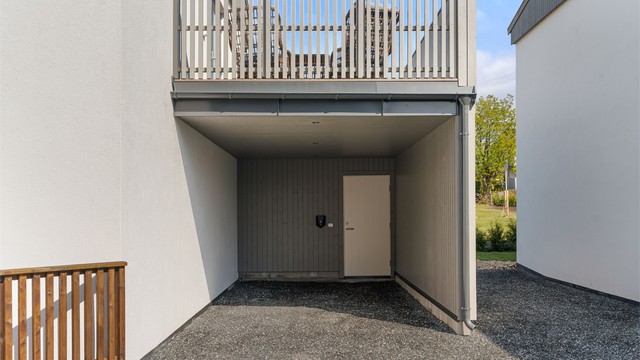 Integrert carport med bod og elbillader.