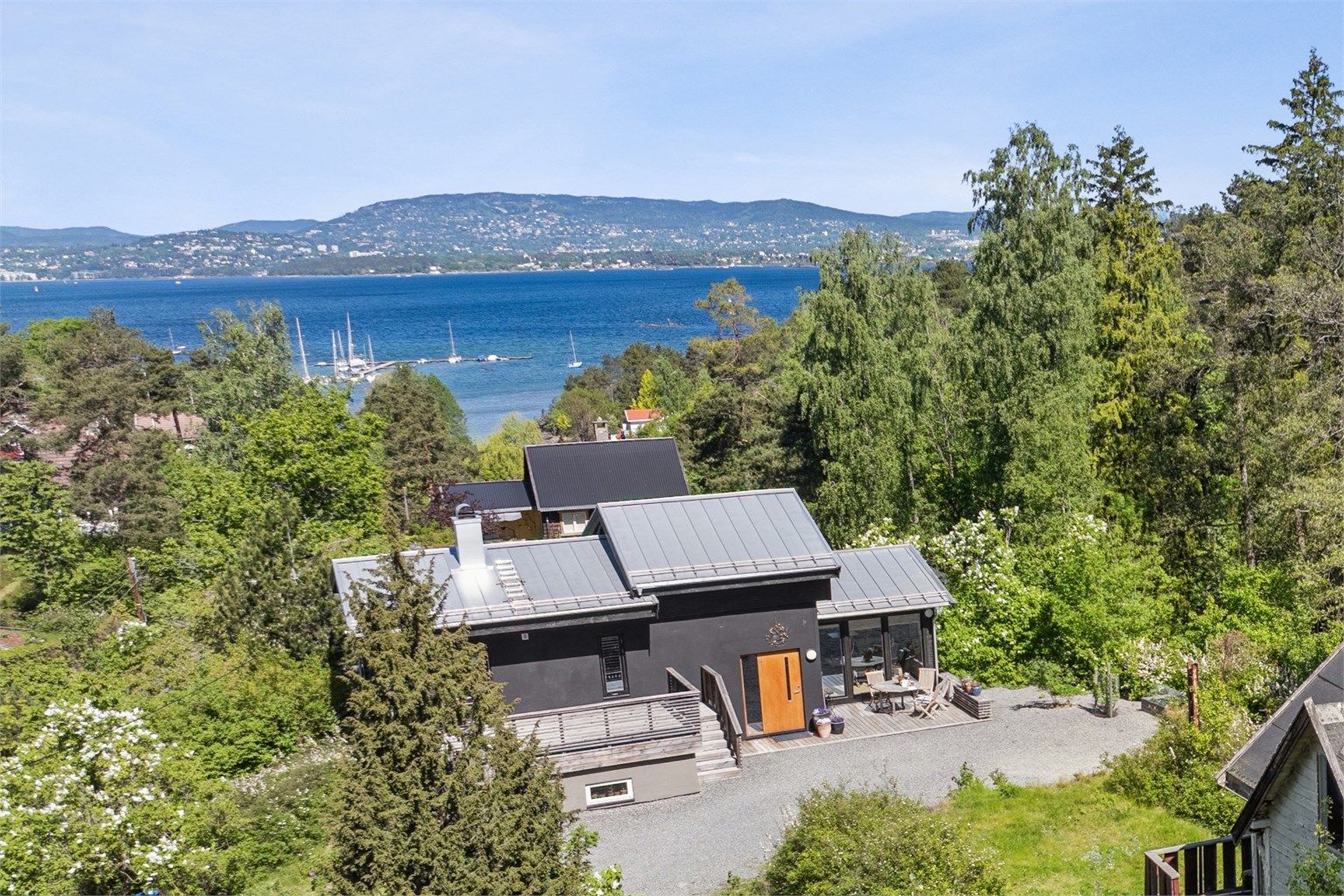 Det er kort vei til sjøen for en forfriskende dukkert.