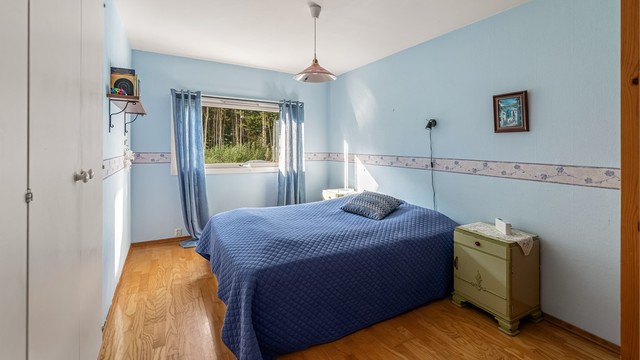 Hovedsoverommet har god plass til dobbeltseng og vindu vendt mot skogen.