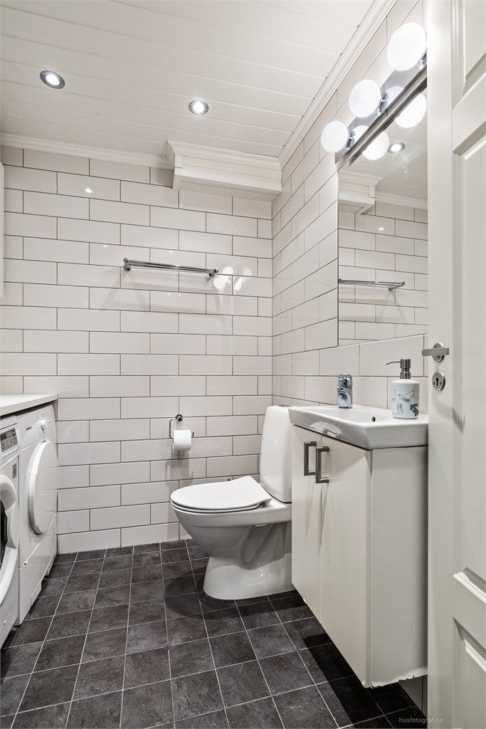 Badet i første etasje er flislagt og har gulvvarme for ekstra komfort.