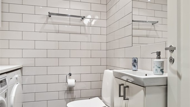 Badet i første etasje er flislagt og har gulvvarme for ekstra komfort.