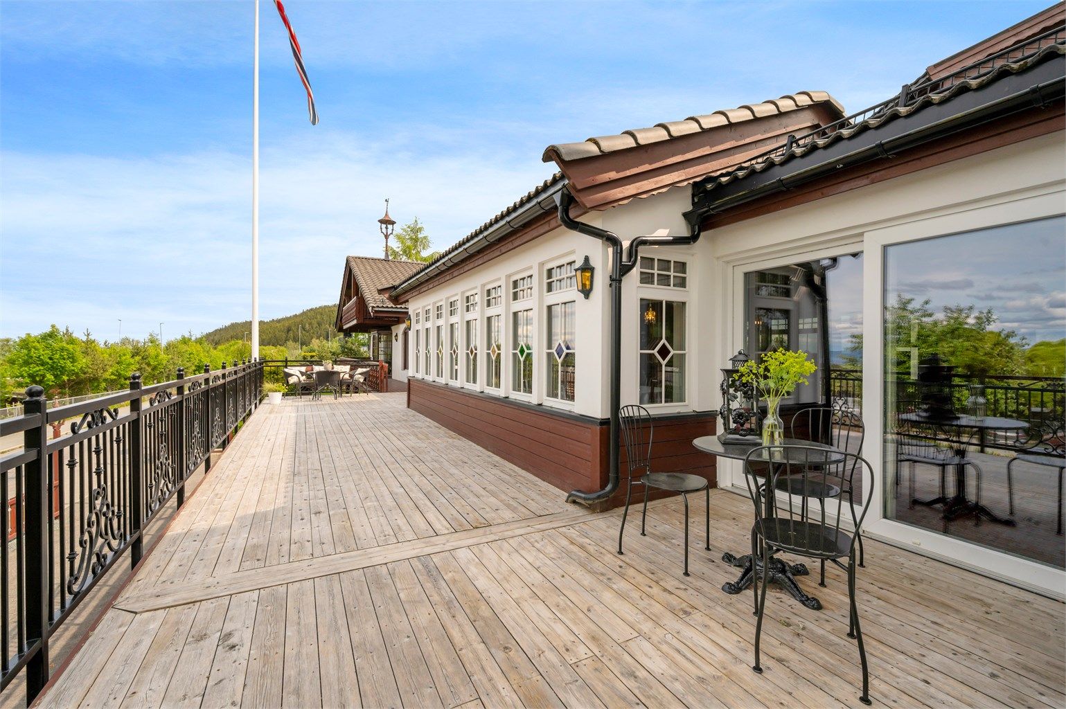 I tillegg til en grønn og frodig hage kretser 144 kvm terrasse/veranda rundt store deler av boligen. 