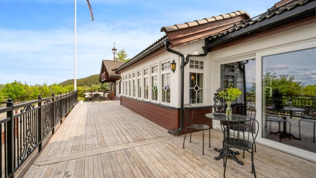 I tillegg til en grønn og frodig hage kretser 144 kvm terrasse/veranda rundt store deler av boligen.