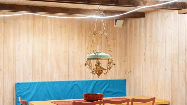 Detalj fra kjellerstuen med plassbygd benk.