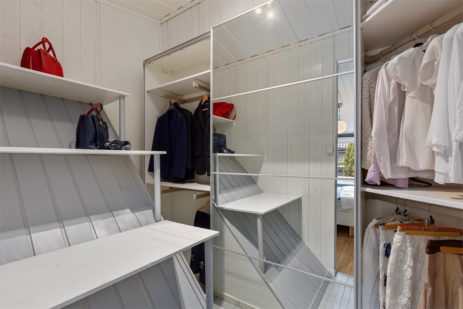 Arealet er god utnyttet med plass til klær, sko, vesker, hatter ol.