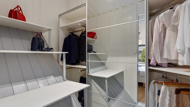 Arealet er god utnyttet med plass til klær, sko, vesker, hatter ol.