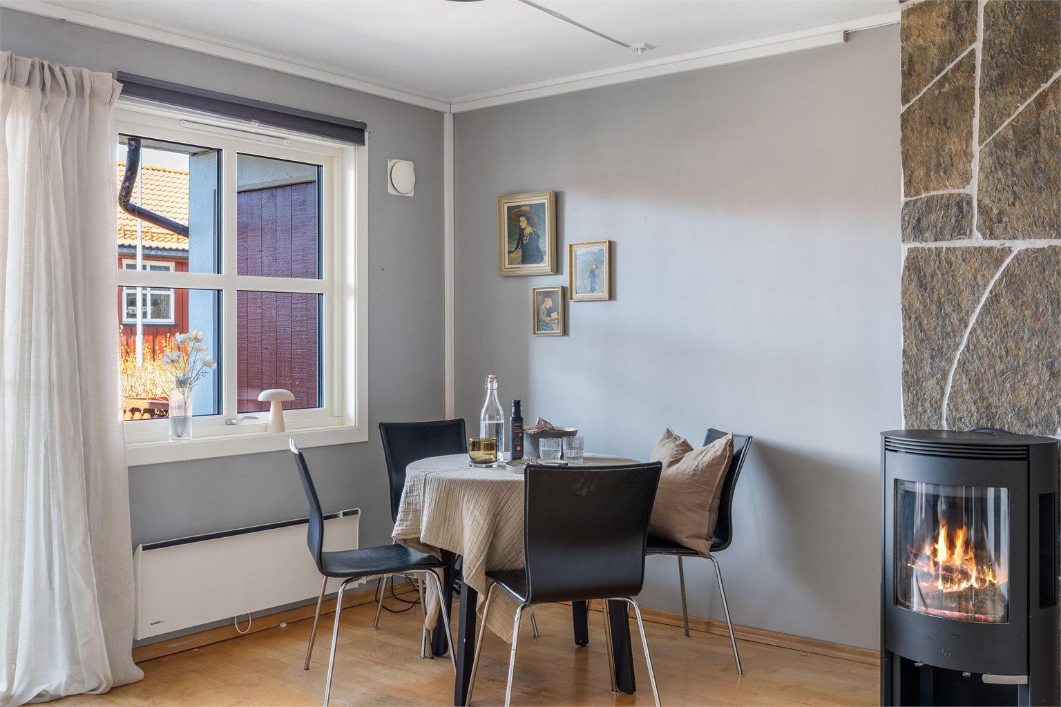 Vinduene er fra 2014 og har tre-lags glass som bidrar til god isolasjon. Foto: Martin Nordbø.