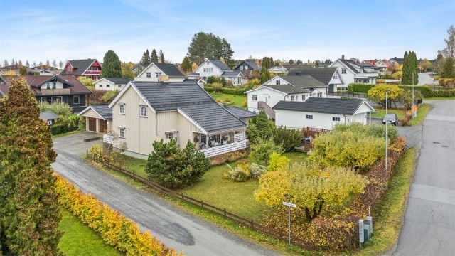 Velkommen til Lyngvegen 15 - Enebolig med utleiedel beliggende i et rolig og etablert boligområde.